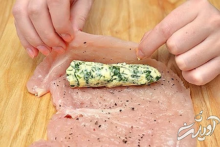پیچیدن مرغ برای تهیه کیوسکی طرز تهیه کیوسکی مرغ با پنیر, طرز تهیه کیوسکی مرغ, سوخاری کردن مرغ